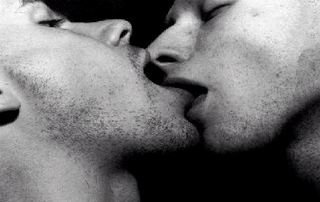 resize-of-gay_kiss23.jpg